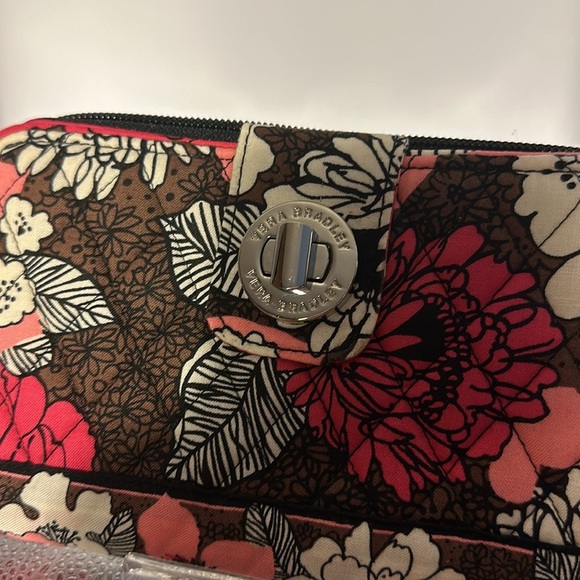 New without tags absolutely gorgeous Vera Bradley billfold. Beautiful Buy. - Picture 6 of 6